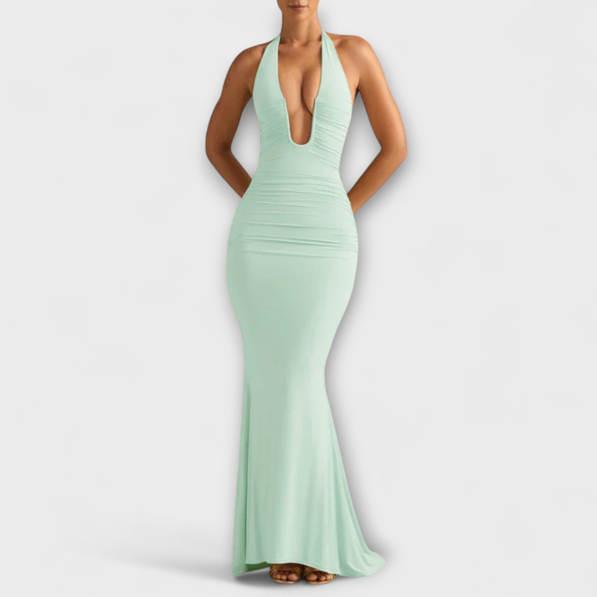 Κομψό γκαλά φόρεμα με ανοιχτή πλάτη και εντυπωσιακή λαιμόκοψη