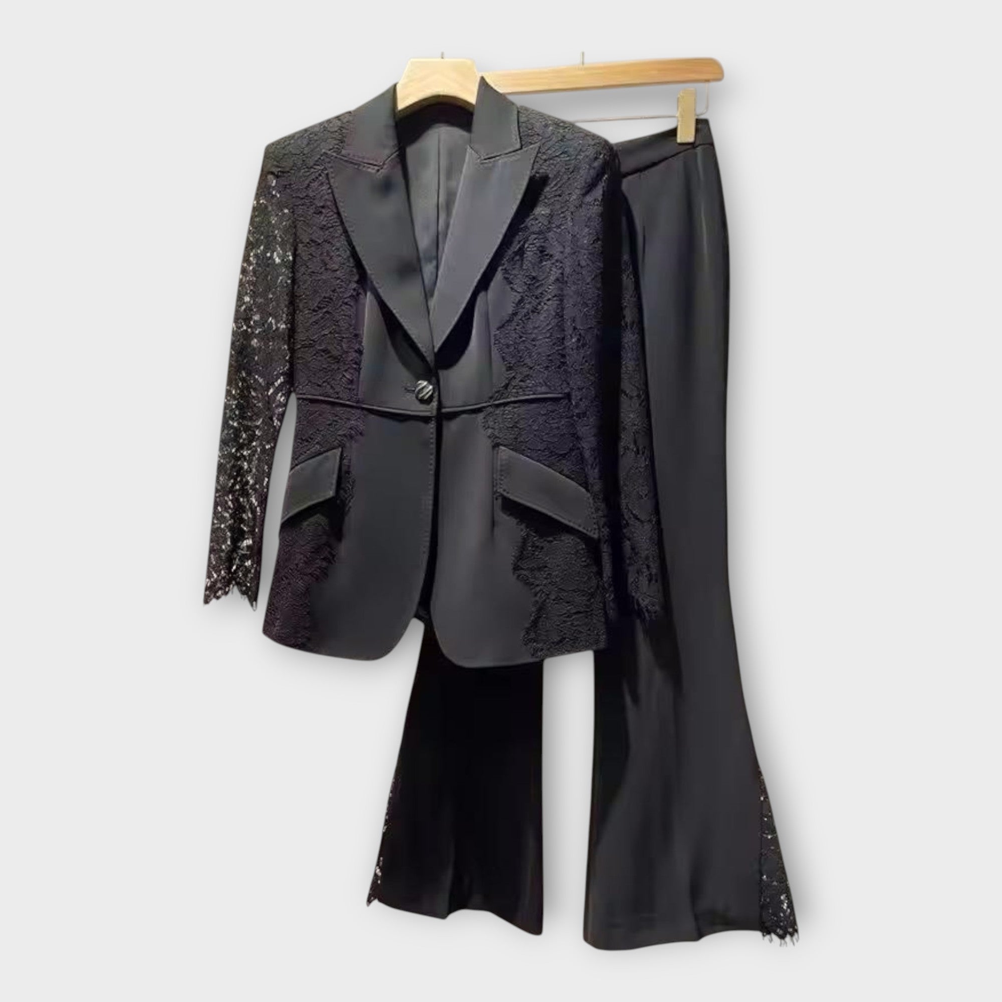 Κομψό σετ σακάκι και παντελόνι με δαντελένιες λεπτομέρειες